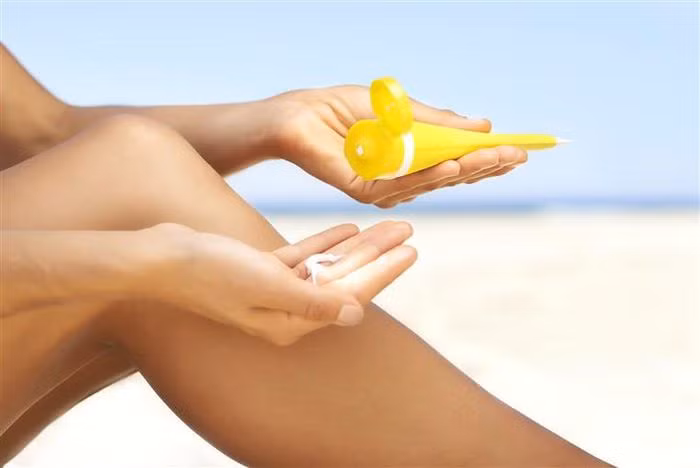 Chống nắng từ đầu đến chân: Nhiều người chỉ thoa kem chống nắng cho mặt, vùng cổ và tay nhưng Trịnh Sảng thì luôn thoa kem từ đầu đến chân không sót vị trí nào. Khi đi ra ngoài cô còn che chắn nghiêm ngặt bằng cách mặc quần áo dài, che ô, đội mũ kín mít để nắng không làm hại da và tóc.