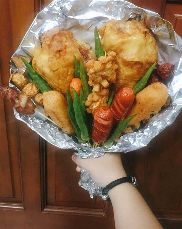 Con đường chinh phục trái tim nàng nhanh nhất chính là con đường từ mắt cho đến dạ dày. Chắc chắn nàng sẽ đổ gục bởi bó hoa đùi gà rán, xúc xích cực kỳ hấp dẫn này.