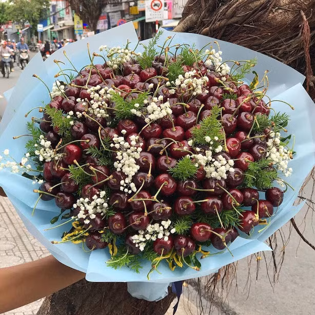 Thay vì tặng hoa hồng tươi thì các chàng có thể chuyển sang đặt một bó hoa làm bằng trái cherry.