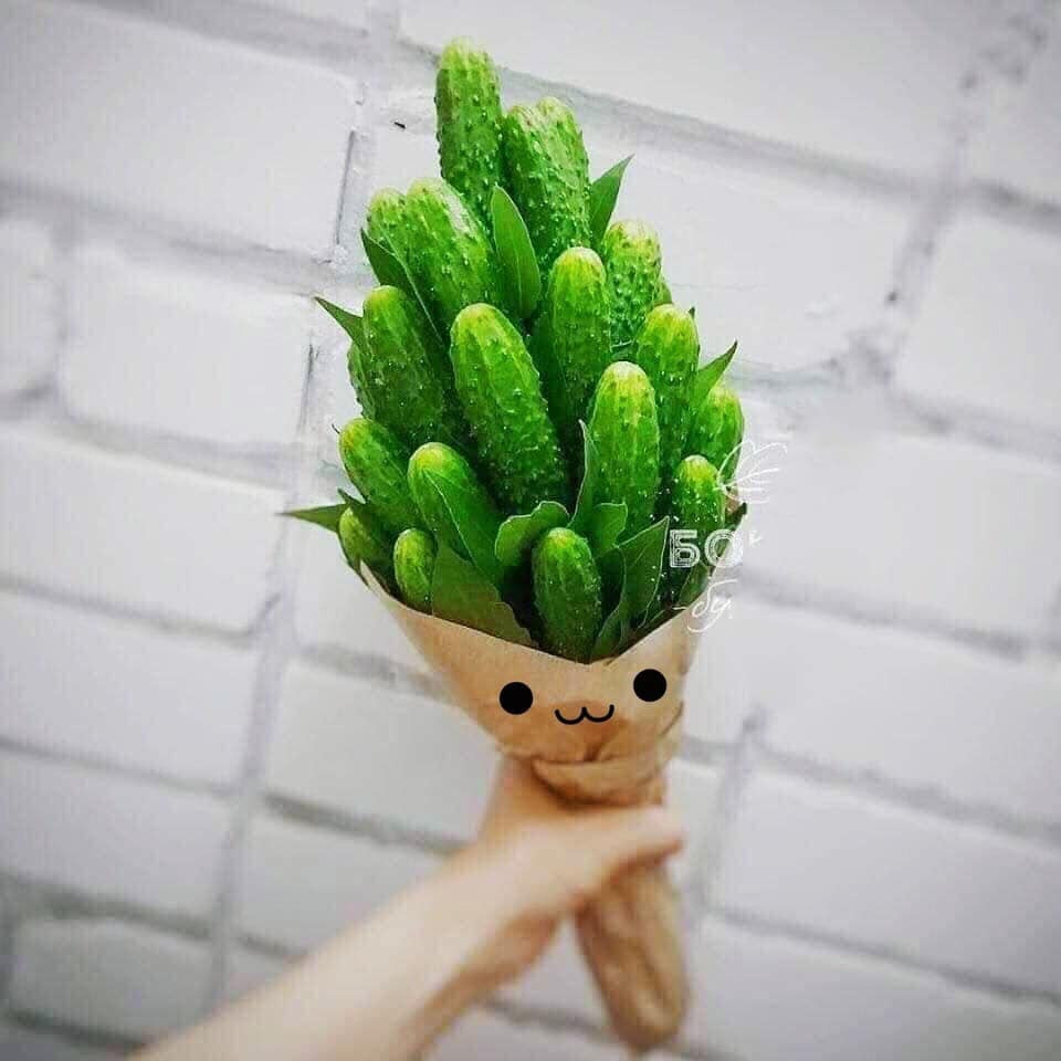 Những bó hoa ăn được làm từ hoa quả, bánh kẹo, xúc xích, thịt xông khói, cá viên… đều là những món quà cực hấp dẫn và thiết thực dành tặng chị em nhân dịp 8/3.