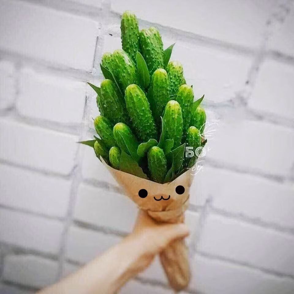 Những bó hoa ăn được làm từ hoa quả, bánh kẹo, xúc xích, thịt xông khói, cá viên… đều là những món quà cực hấp dẫn và thiết thực dành tặng chị em nhân dịp 8/3.