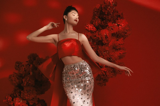 Ngày đầu năm mới, á hậu Thùy Dung diện áo crop top hai dây kết hợp chân váy giúp tôn lợi thế hình thể.