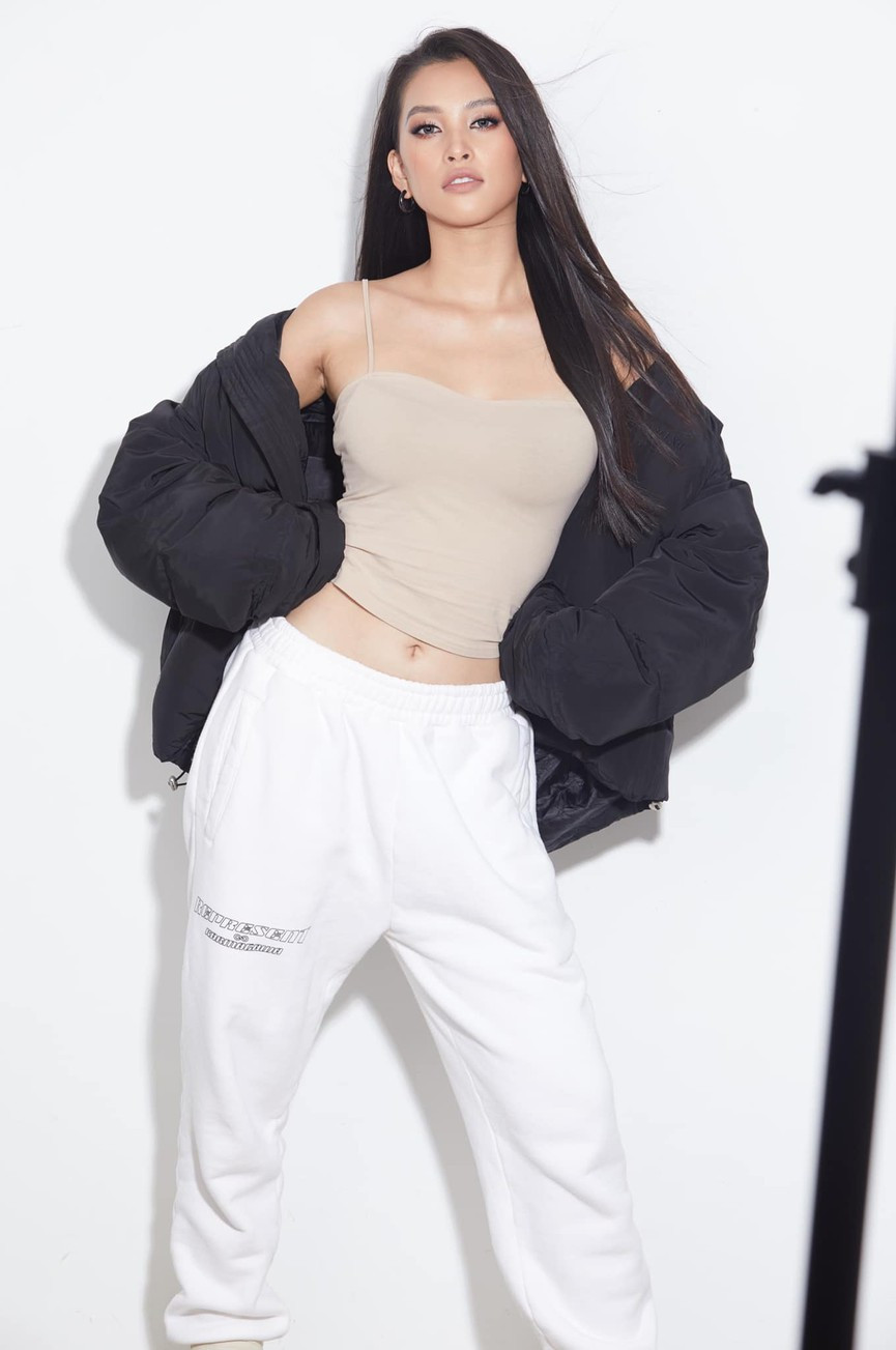 Trong ngày đầu năm, hoa hậu Tiểu Vy gây ấn tượng với set đồ thể thao cá tính, quyến rũ.