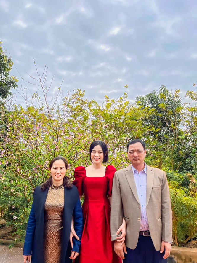 Hoa hậu Đỗ Thị Hà lựa chọn trang phục màu đỏ và chia sẻ khoảnh khắc sum vầy bên gia đình trong ngày đầu tiên của năm mới.