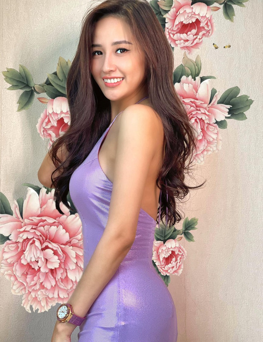 Theo đuổi gu thời trang gợi cảm, hoa hậu Mai Phương Thúy quyến rũ với bộ váy màu tím ôm sát cơ thể dịp đầu năm.