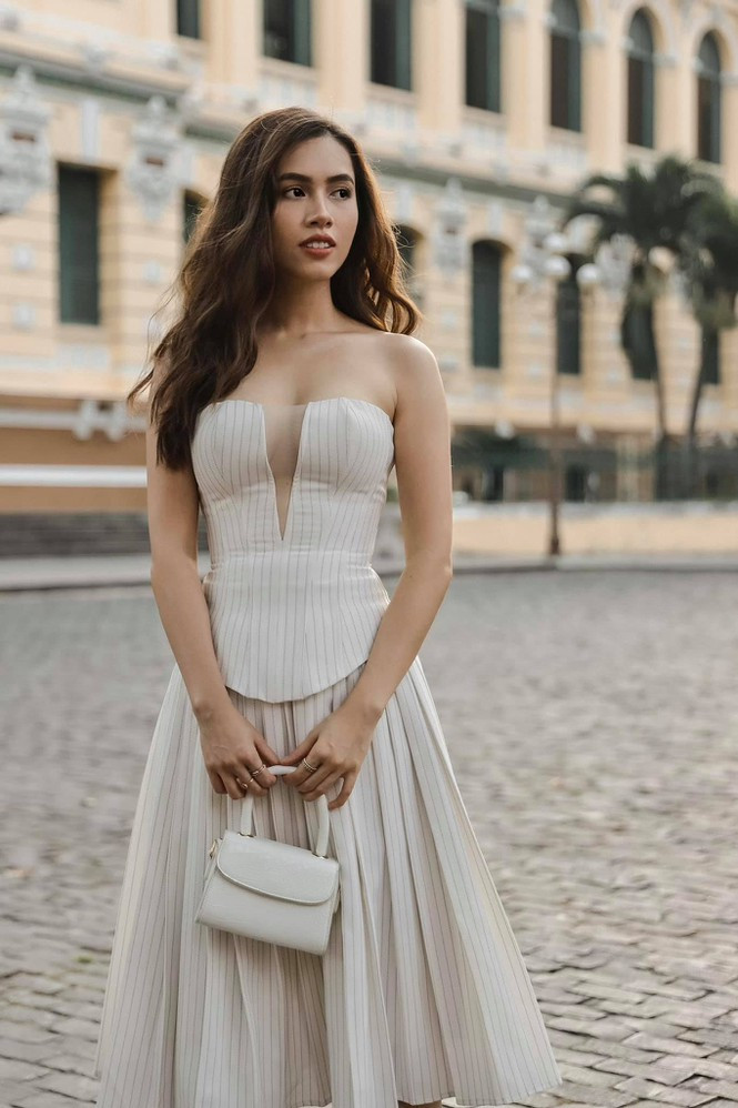 Á hậu Hoàng My thu hút ánh nhìn với trang phục cúp ngực xẻ sâu khoe vòng một gợi cảm xuống phố đầu năm mới.