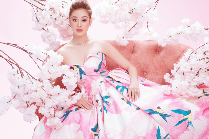 Hoa hậu Khánh Vân quyến rũ với trang phục gợi cảm hoạ tiết mùa xuân đẹp mắt.