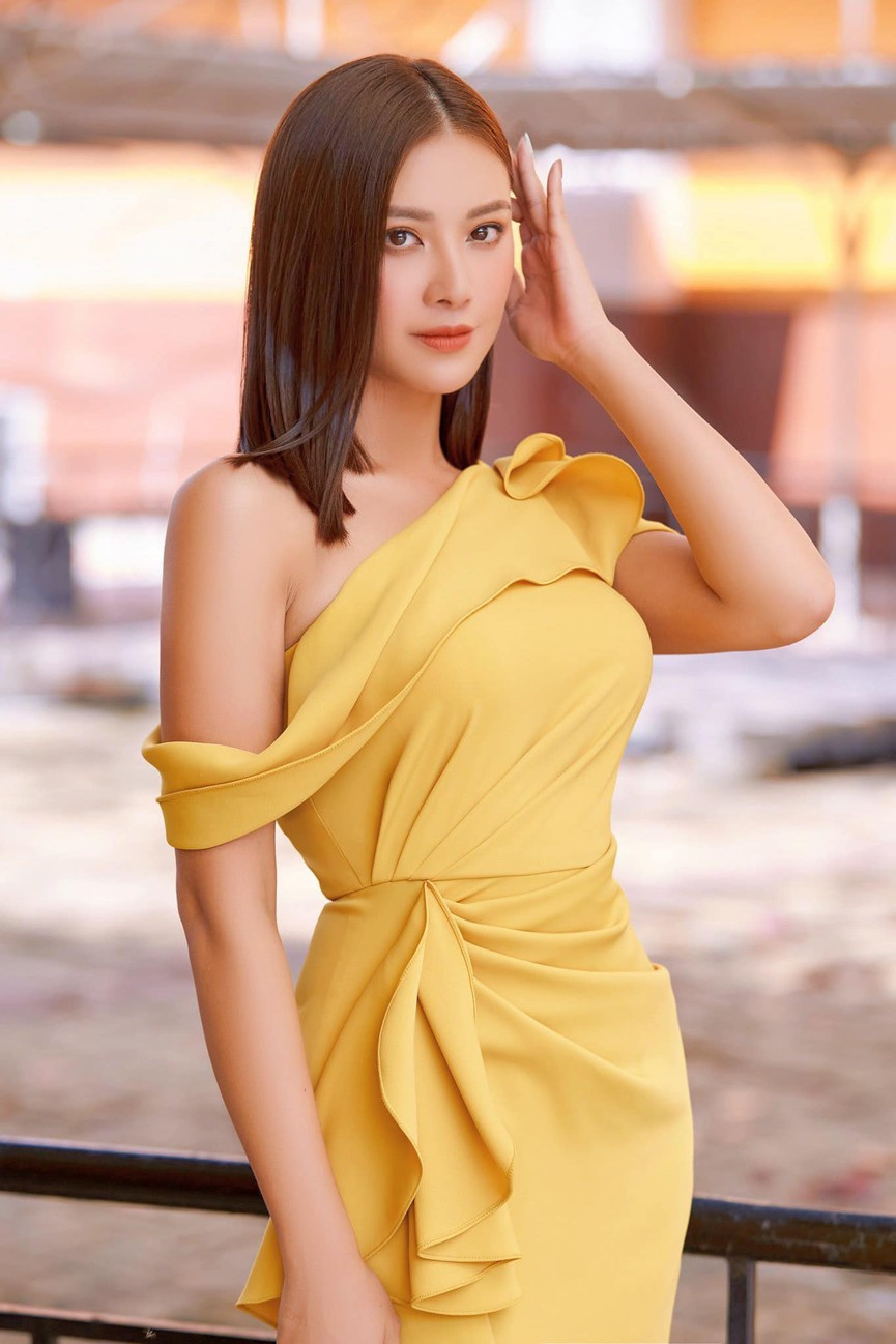 Ngày đầu năm, Á hậu Kim Duyên khoe dáng quyến rũ với bộ váy xếp ly màu vàng lệch vai. Ảnh: IG, FB.