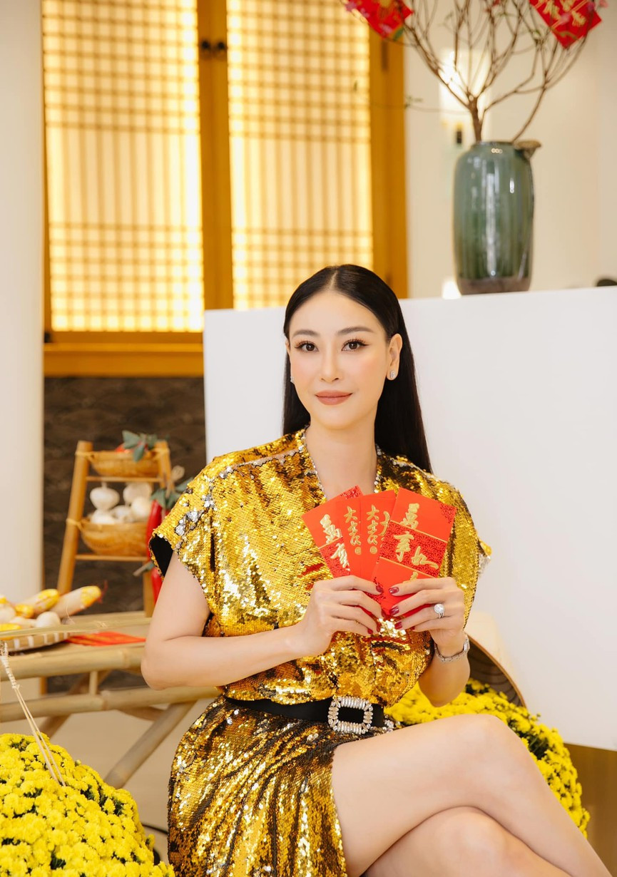 Hoa hậu Hà Kiều Anh khoe chân dài quyến rũ trong bộ váy sequin lấp lánh.