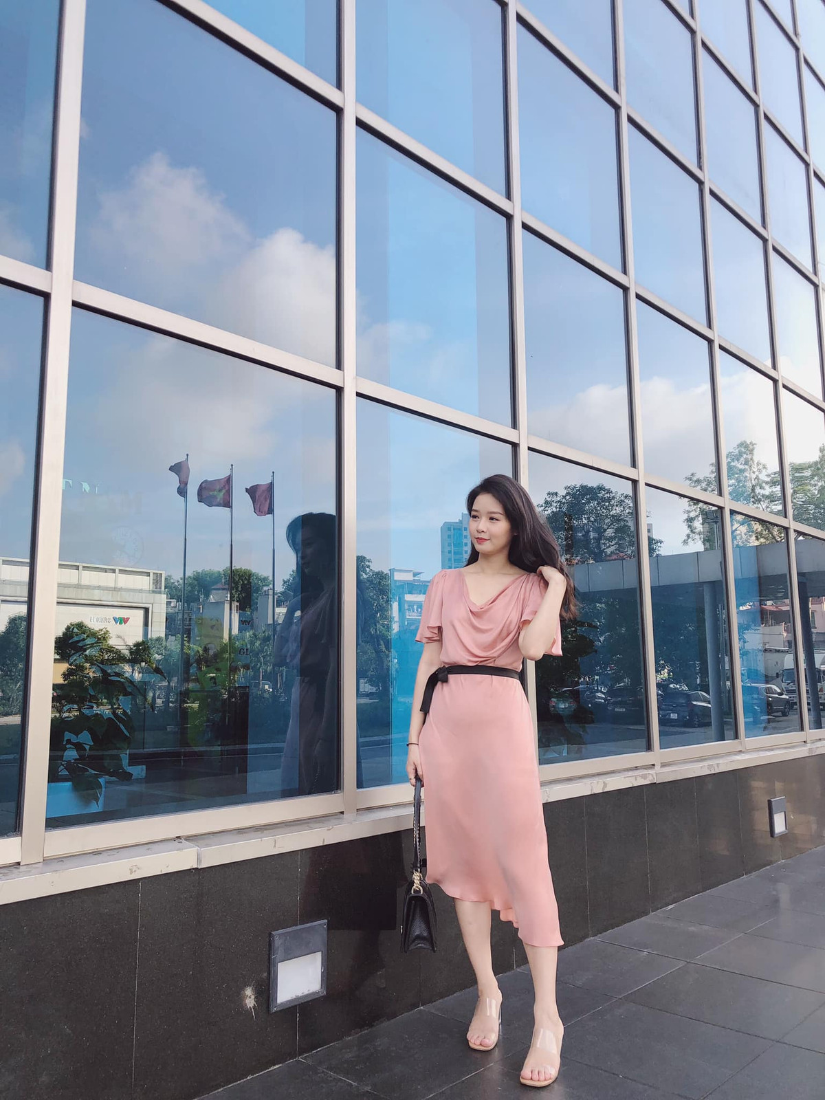 BTV của đài VTV khoe dáng nuột nà trong chiếc đầm hồng ôm dáng.