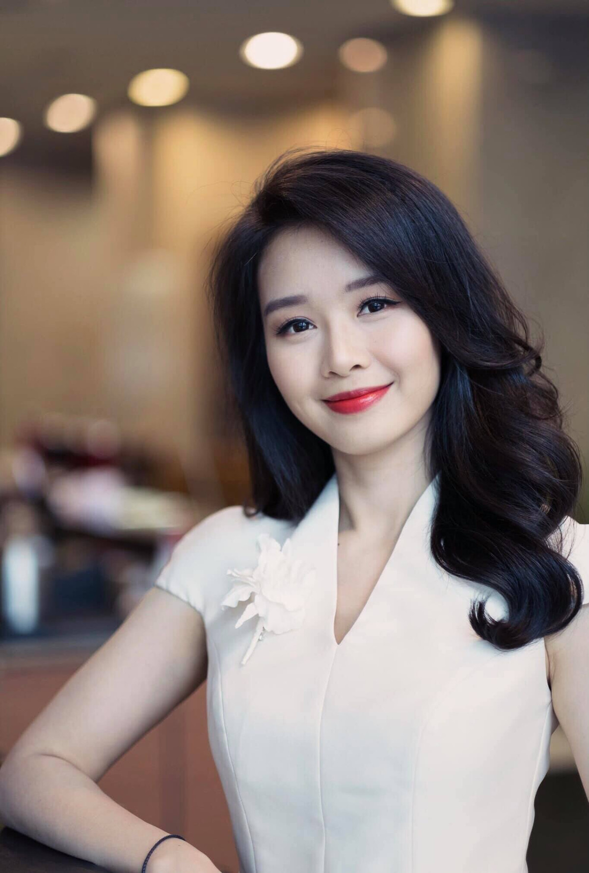 Gương mặt trẻ trung và cách ăn mặc nữ tính giúp Minh Hằng trông trẻ hơn tuổi 32.