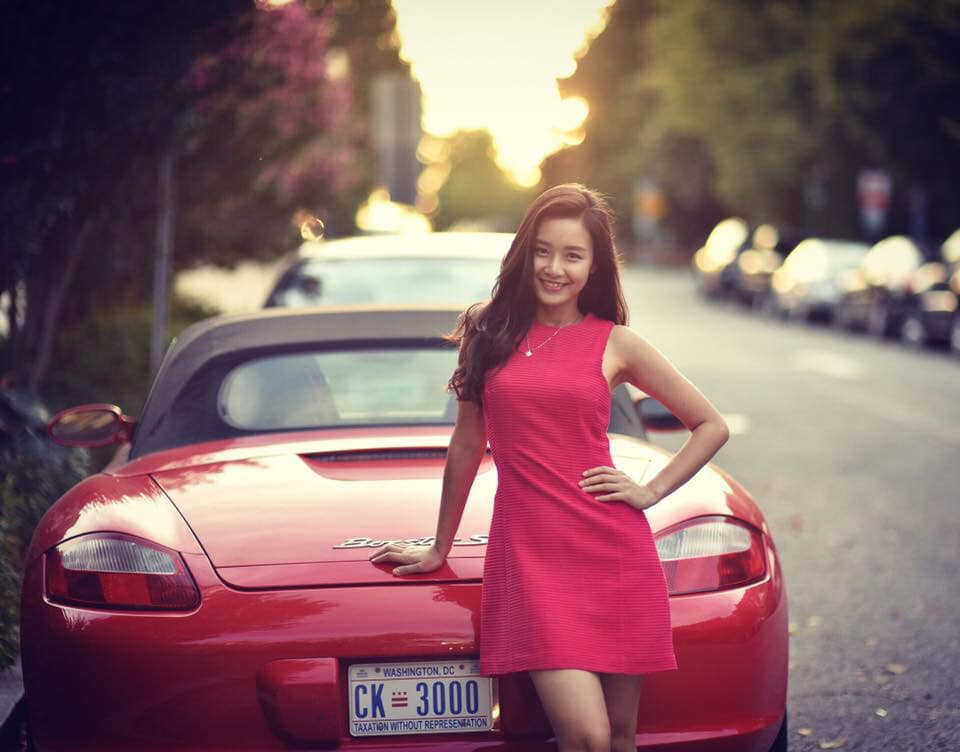 Người đẹp mặc váy hồng sát nách cực trẻ trung và nữ tính.