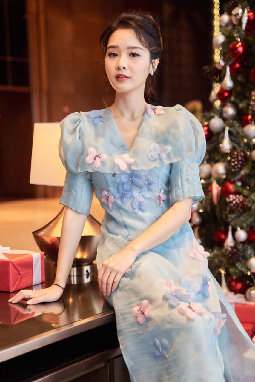 Cô thường xuyên chọn những bộ váy dịu dàng khi đi tiệc hay đi chơi với bạn bè.