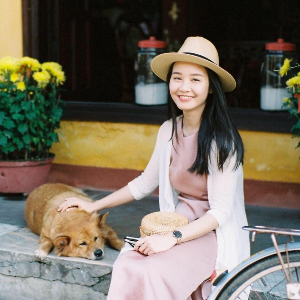 Ngay cả đi du lịch, cô cũng chọn các trang phục nhẹ nhàng, nữ tính.