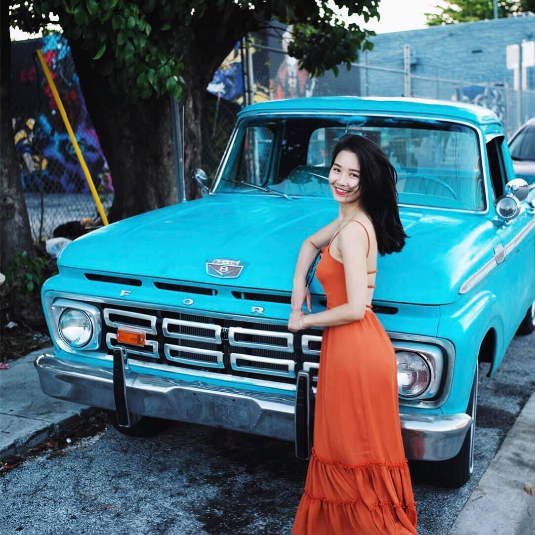 Đôi khi, Minh Hằng cũng táo bạo với chiếc đầm hở lưng sexy. Ảnh: Internet.