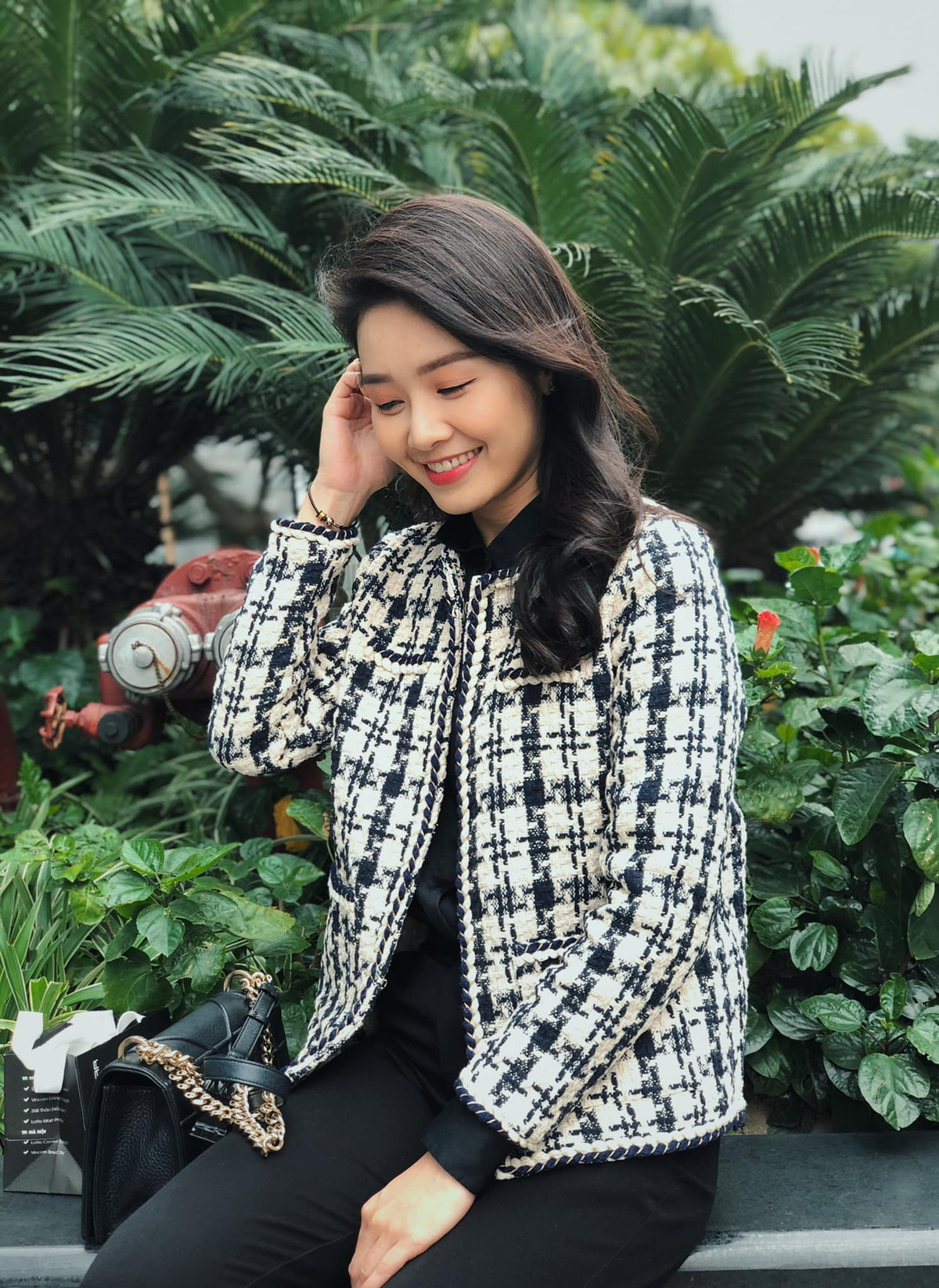 Style mùa đông của BTV Minh Hằng khá đơn giản với áo sơ mi, quần âu và áo khoác vải tweet.