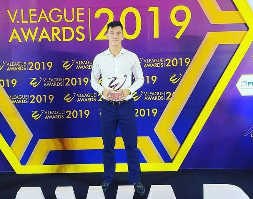 Tiến Linh cũng là nam cầu thủ ăn mặc giản dị và ít khi đăng tải hình ảnh trên mạng xã hội. Tham dự sự kiện danh giá V.League Awards 2019, chàng tiền vệ sinh năm 1997 chọn áo sơ mi trắng phối cùng quần tây và giày mocassin đơn giản nhưng vẫn thu hút.