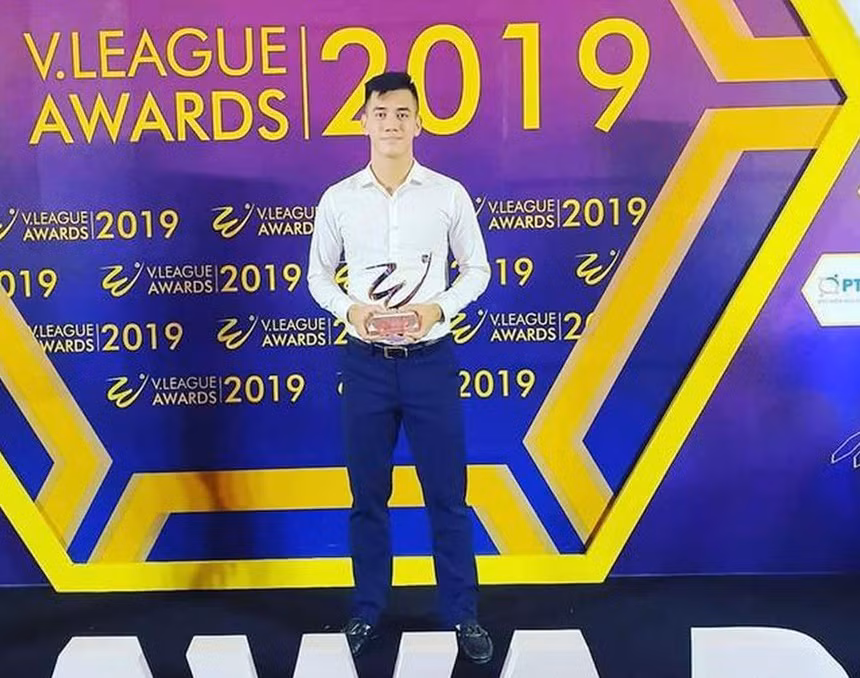 Tiến Linh cũng là nam cầu thủ ăn mặc giản dị và ít khi đăng tải hình ảnh trên mạng xã hội. Tham dự sự kiện danh giá V.League Awards 2019, chàng tiền vệ sinh năm 1997 chọn áo sơ mi trắng phối cùng quần tây và giày mocassin đơn giản nhưng vẫn thu hút.