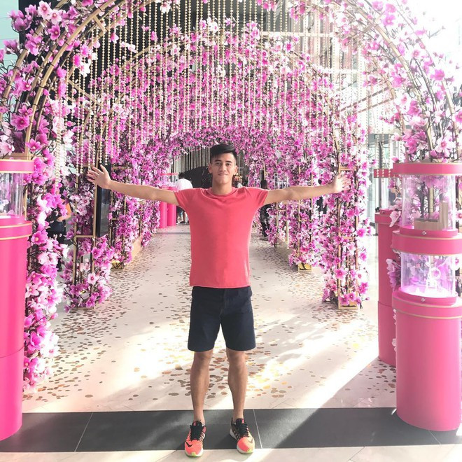 Đây là lần hiếm hoi Tiến Linh diện áo màu nổi bật khi phối hai tông màu chủ đạo là hồng san hô và đen. Ảnh: FB.