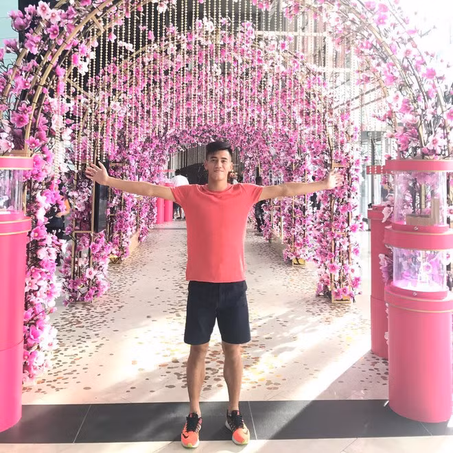 Đây là lần hiếm hoi Tiến Linh diện áo màu nổi bật khi phối hai tông màu chủ đạo là hồng san hô và đen. Ảnh: FB.