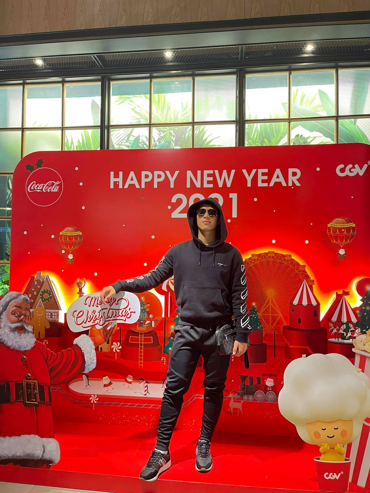 Ngoài ra, Đình Trọng còn ưa chuộng các bộ đồ thể thao năng động và trẻ trung.