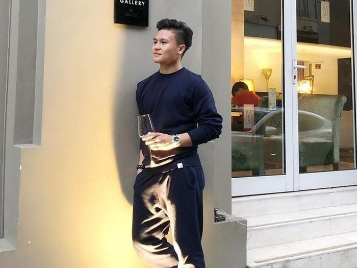 Tuy chiều cao khiêm tốn 1m68, nhưng thân hình săn chắc cùng gương mặt điển trai, cầu thủ Quang Hải xây dựng cho mình phong cách thời trang nam tính, giản dị mà vẫn vô cùng thu hút, đặc biệt là đối với phái nữ.