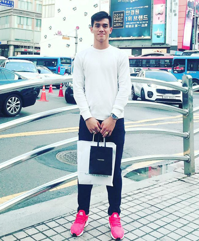 Gu thời trang đơn giản nhưng vẫn đầy nam tính giúp Tiến Linh ghi điểm trong mắt người hâm mộ, đặc biệt là các fan nữ.