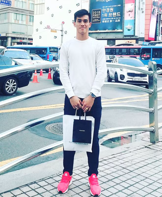 Gu thời trang đơn giản nhưng vẫn đầy nam tính giúp Tiến Linh ghi điểm trong mắt người hâm mộ, đặc biệt là các fan nữ.