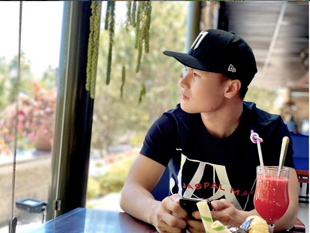 Đen-trắng là hai gam màu thường xuyên được Quang Hải lựa chọn khi phối đồ đi chơi.