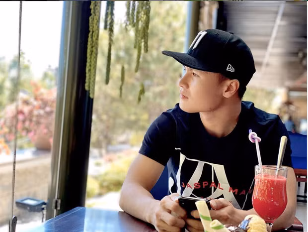 Đen-trắng là hai gam màu thường xuyên được Quang Hải lựa chọn khi phối đồ đi chơi.