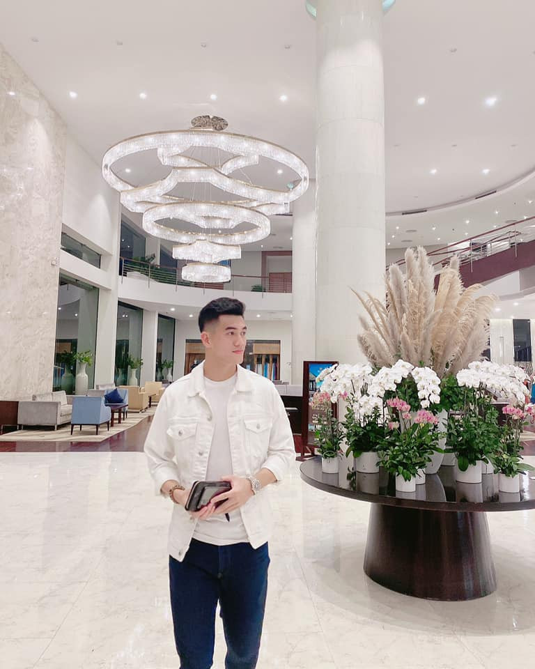 Chân sút quê Hải Dương ít khi diện đồ nổi bật, anh chủ yếu xuất hiện với trang phục có 2 màu đen, trắng cơ bản.