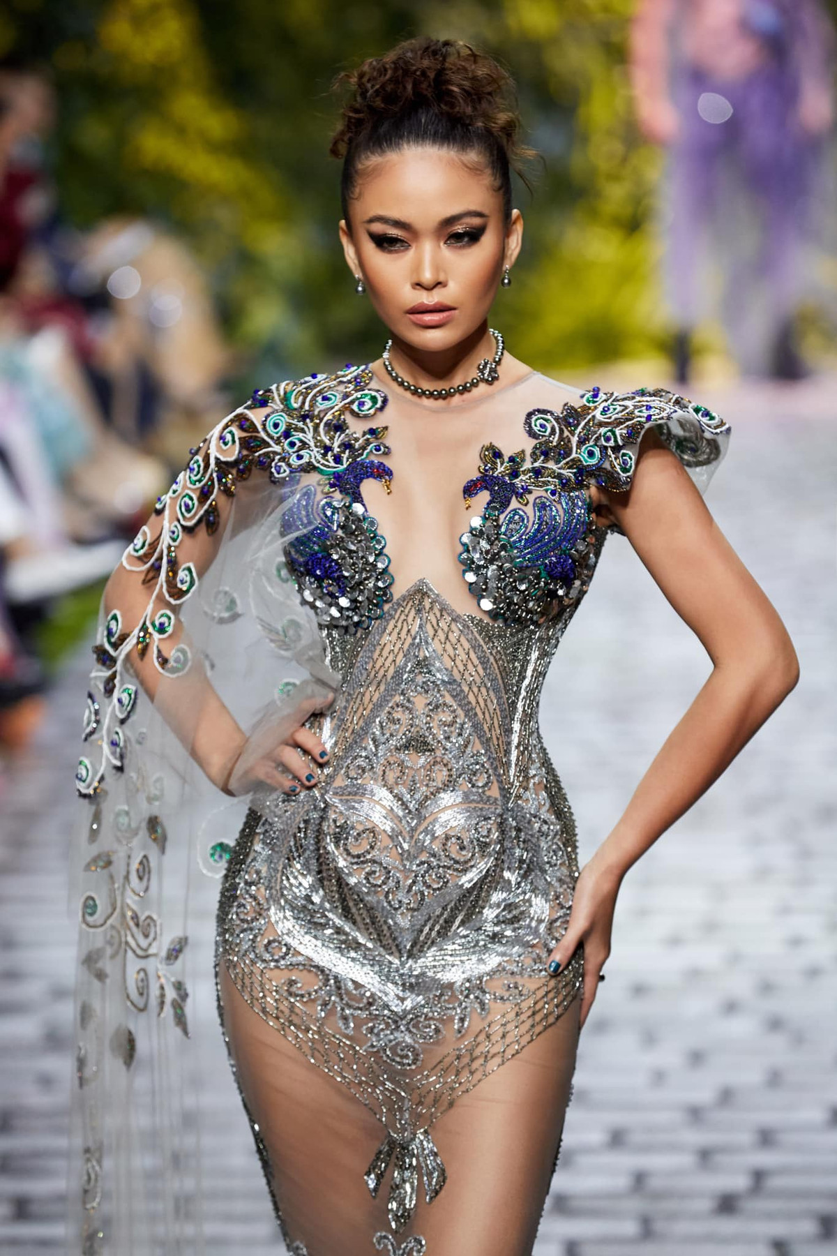 Các thiết kế xuyên thấu hở bạo tôn lên thân hình nuột nà của nàng á hậu 9X.