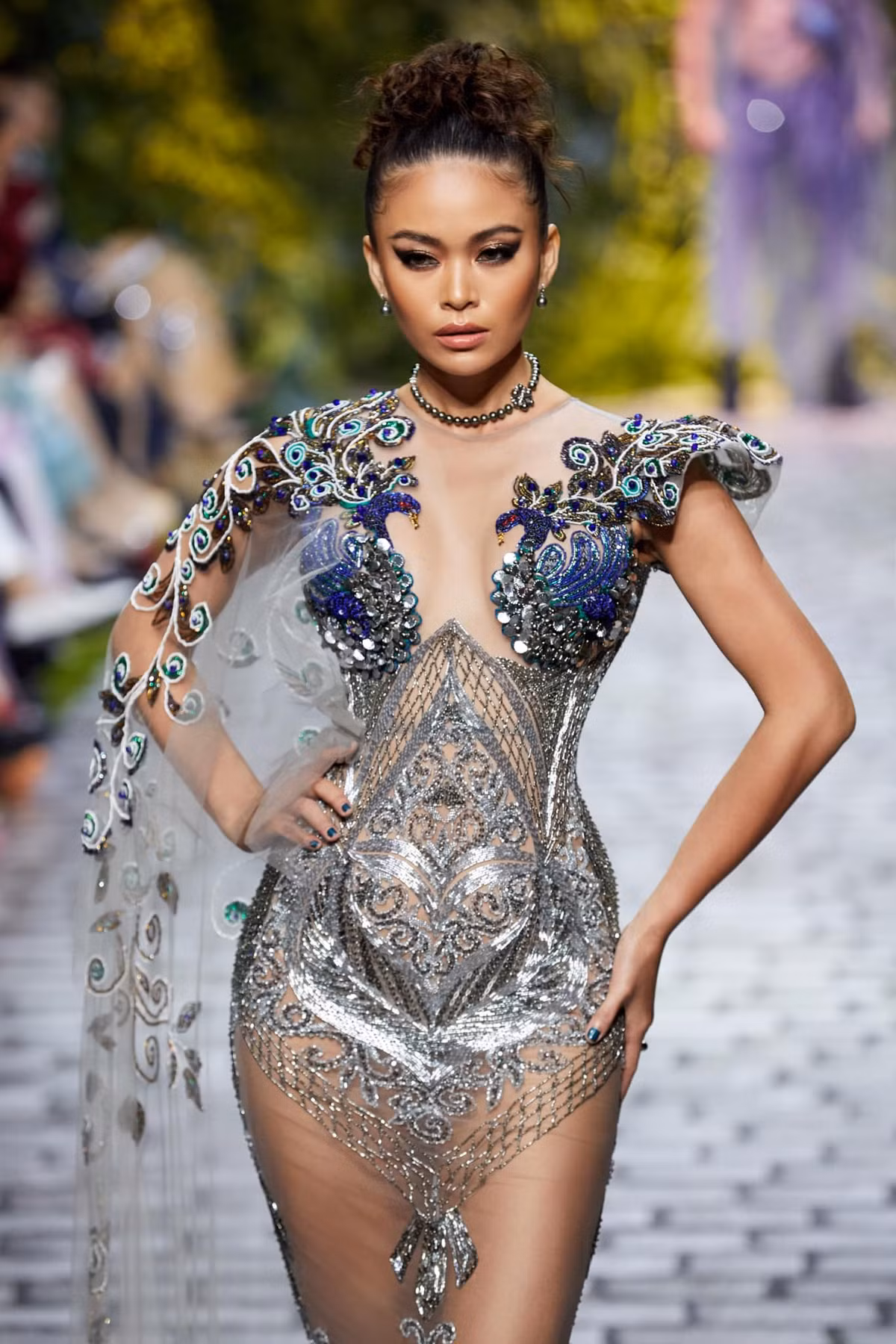 Các thiết kế xuyên thấu hở bạo tôn lên thân hình nuột nà của nàng á hậu 9X.