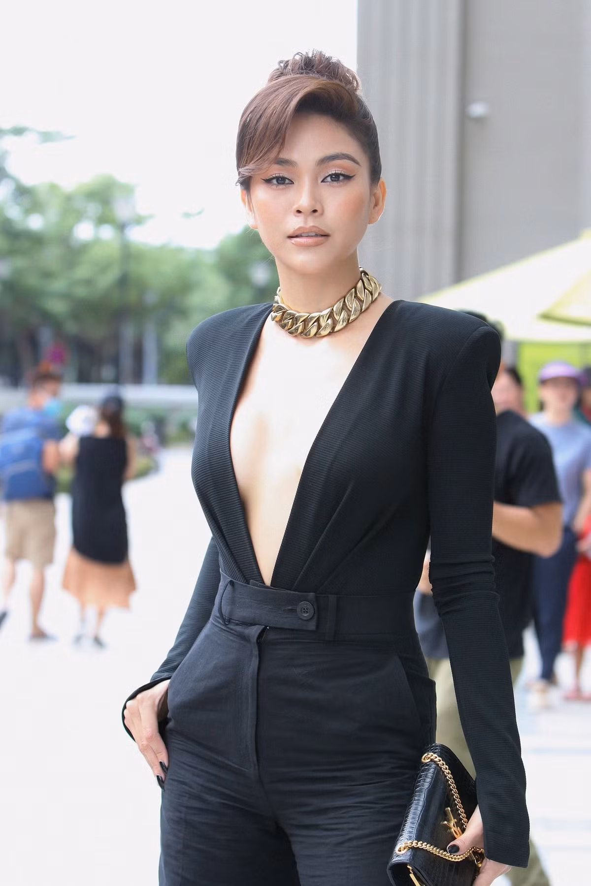 Người đẹp 9X cũng thường xuyên diện các trang phục xẻ ngực sâu khoe vòng một đầy đặn đi sự kiện.