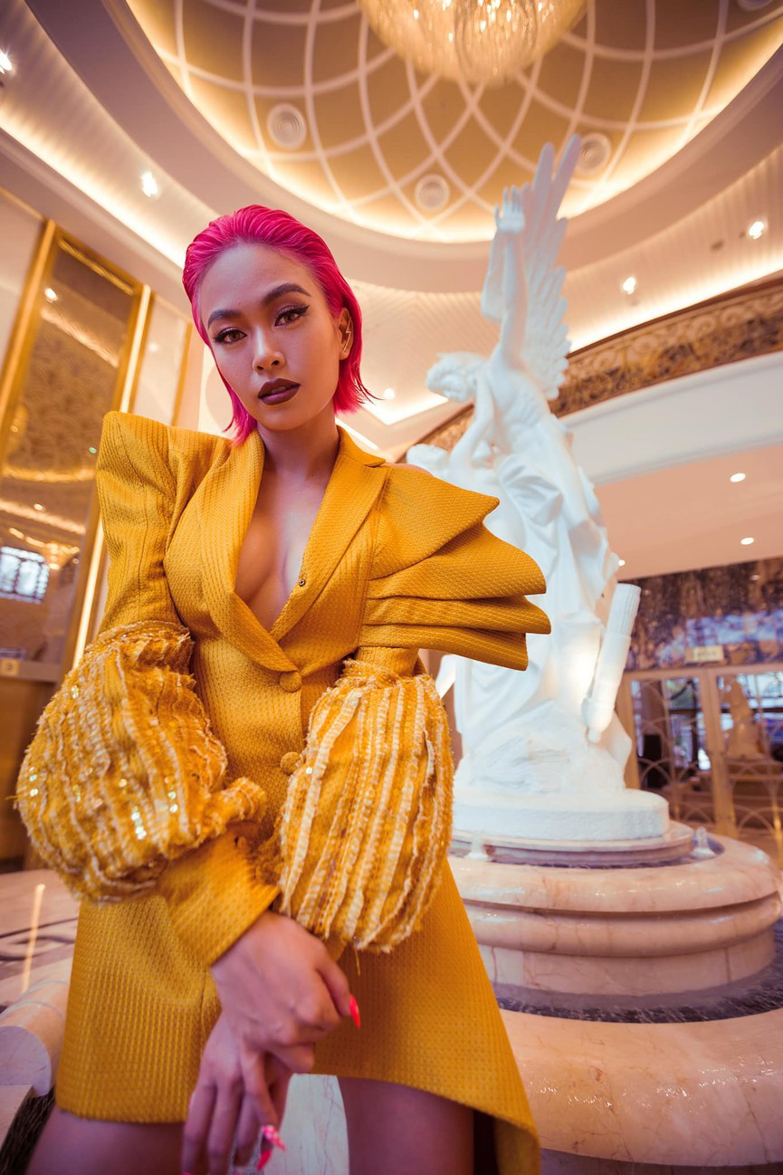 Mâu Thủy gây ấn tượng khi diện trang phục không nội y gợi cảm cùng mái tóc hồng rực rỡ.