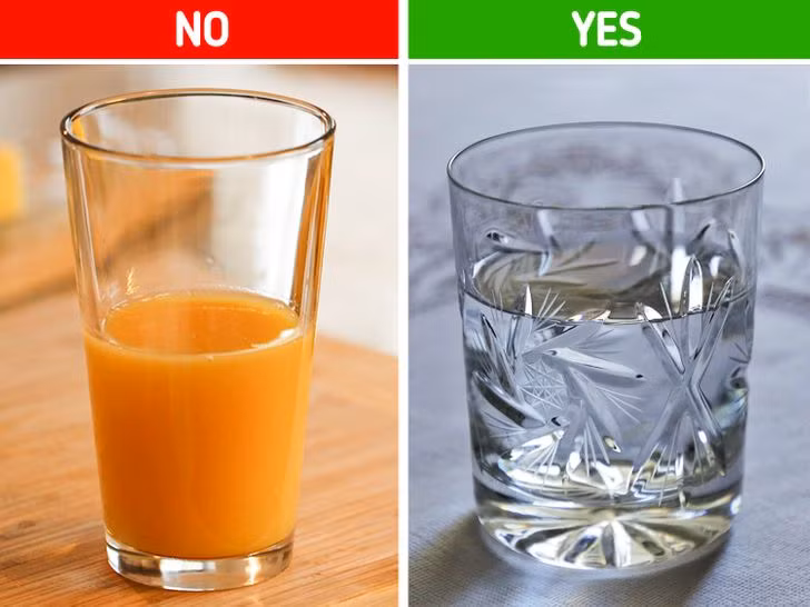 4. Uống nước thay vì nước trái cây: Uống nước trái cây vào bữa sáng là điều rất phổ biến, tuy nhiên, đó không thực sự là một thói quen lành mạnh. Nước trái cây chứa nhiều fructose lỏng và việc tiêu thụ chúng hàng ngày có thể dẫn đến tăng mỡ bụng. Trên thực tế, các nghiên cứu cho thấy đồ uống có đường dẫn đến tăng chất béo trong gan. Vì vậy, sẽ tốt hơn nhiều nếu bạn uống nước lọc thay vì nước trái cây.