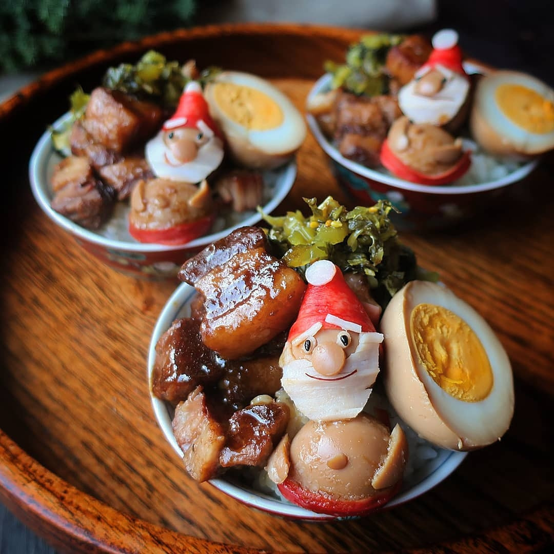 Cơm hộp bento là phong cách trang trí thức ăn trông giống như một nhân vật nổi tiếng, đó có thể là động vật hoặc thực vật.