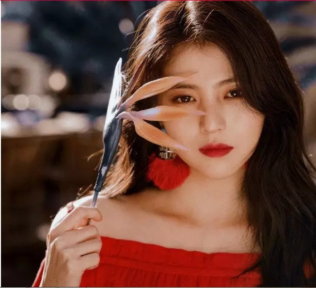 Gu thẩm mỹ tinh tế cộng với nhan sắc cuốn hút giúp Han So Hee trở thành gương mặt được nhiều nhãn hàng săn đón. Ảnh: Internet.