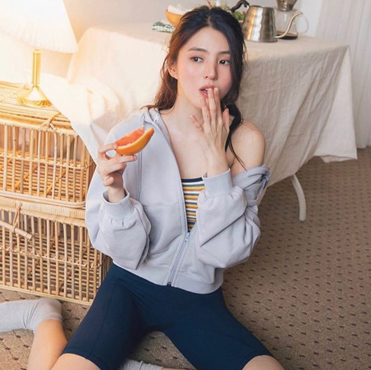 Theo ON cho biết, các hợp đồng trong năm 2020 của cô nàng từ thời trang, trang sức, đồ uống, thực phẩm chăm sóc sức khỏe,...đã giúp mỹ nhân họ Han thu về không dưới 6,4 triệu USD.