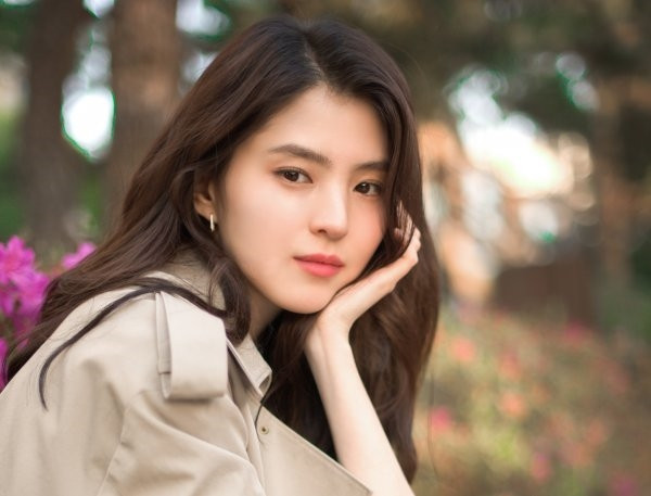 Trước khi vào vai "tiểu tam" cướp chồng trong Thế giới hôn nhân, Han So Hee từng có nhiều năm đóng MV, phim truyền hình nhưng không gây chú ý vì chỉ được nhận các vai phụ. Nhờ thành công của bộ phim với rating ngất ngưởng, nữ diễn viên trở thành gương mặt được hàng loạt thương hiệu thời trang, mỹ phẩm săn đón.