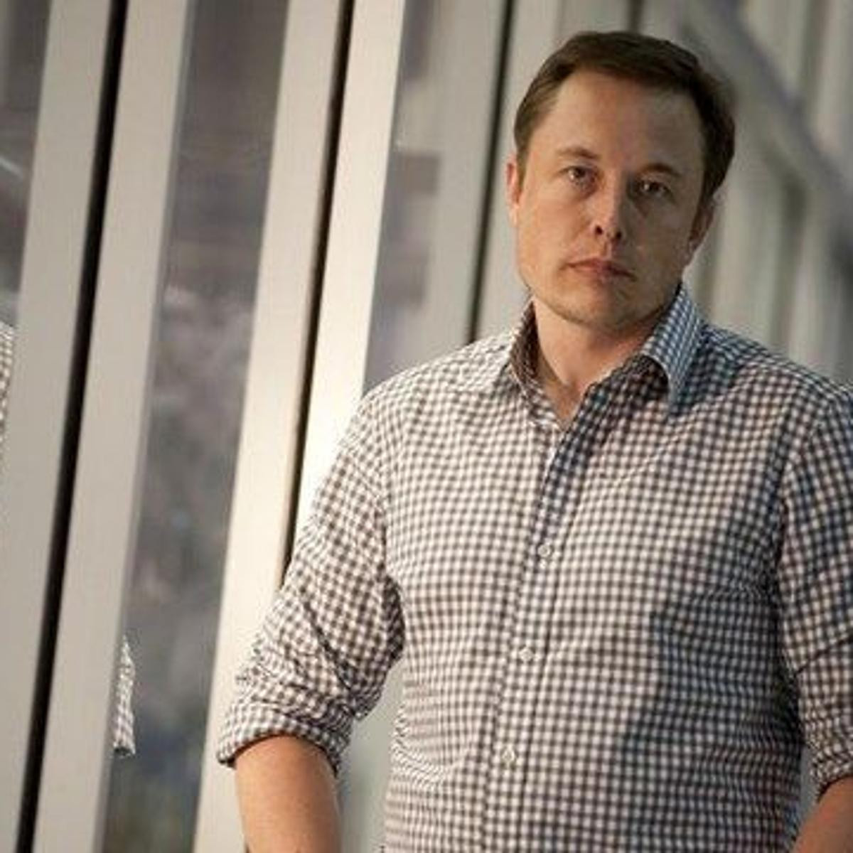 Elon Musk bảnh bao như tài tử khi diện áo sơ mi kẻ chỉnh chu.