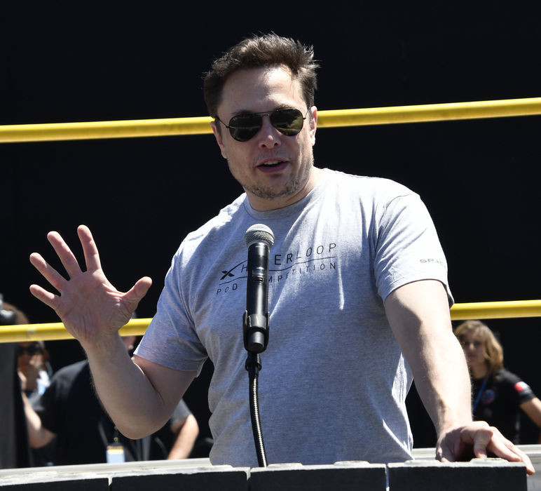 Tỷ phú giàu thứ 2 thế giới mặc áo phông in logo công ty khá giản dị. Ảnh: Internet.