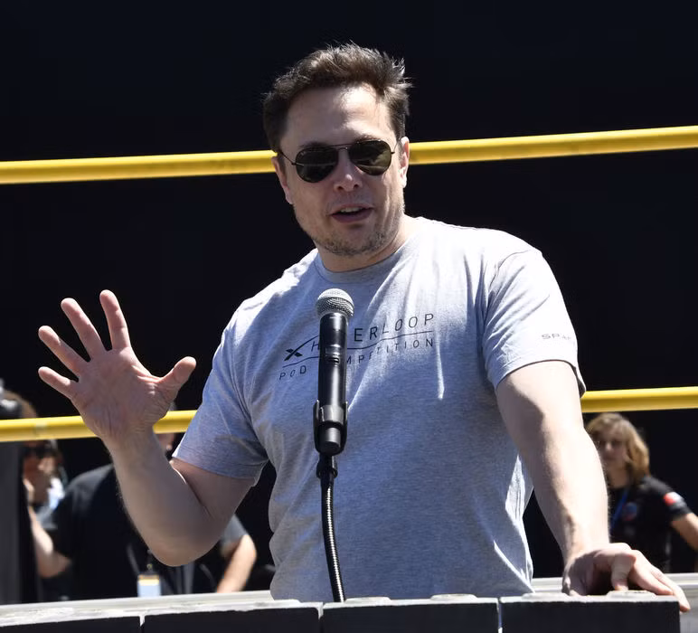 Tỷ phú giàu thứ 2 thế giới mặc áo phông in logo công ty khá giản dị. Ảnh: Internet.