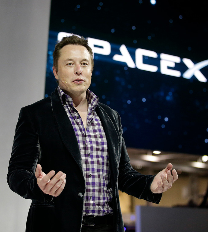 Musk thích áo vest nhung của Alexander McQueen. Anh mua nhiều màu khác nhau để diện dần.