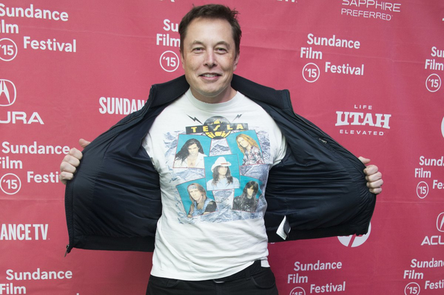 Musk khoe áo phông của Telsa cùng áo khoác bomber, quần jeans đen đồng điệu sneakers khi tới dự liên hoan phim Sudance năm 2015.