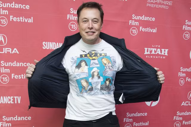 Musk khoe áo phông của Telsa cùng áo khoác bomber, quần jeans đen đồng điệu sneakers khi tới dự liên hoan phim Sudance năm 2015.