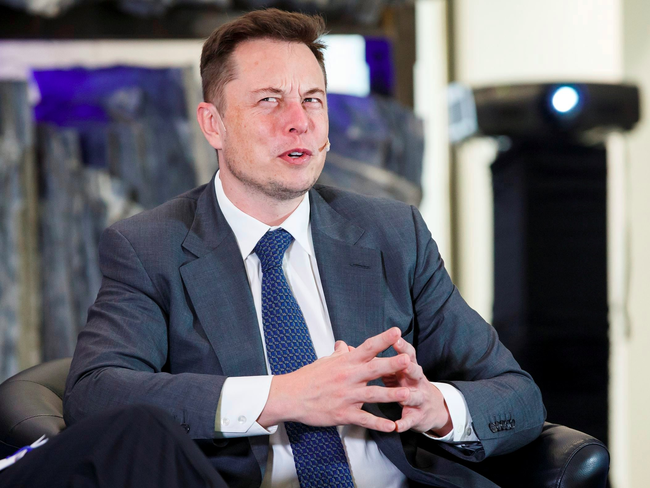 Trong các bài phát biểu hoặc những buổi phỏng vấn, Musk thường xuất hiện trong trang phục sang trọng như sơ mi, suits chỉnh tề cùng với cà vạt và giày Oxfords.