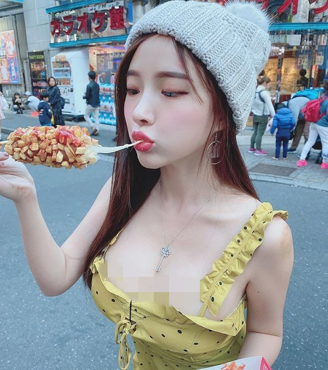 Dù xuống phố đông người nhưng người đẹp sinh năm 1997 không ngại ngần diện các trang phục hở bạo. Ảnh: IT.