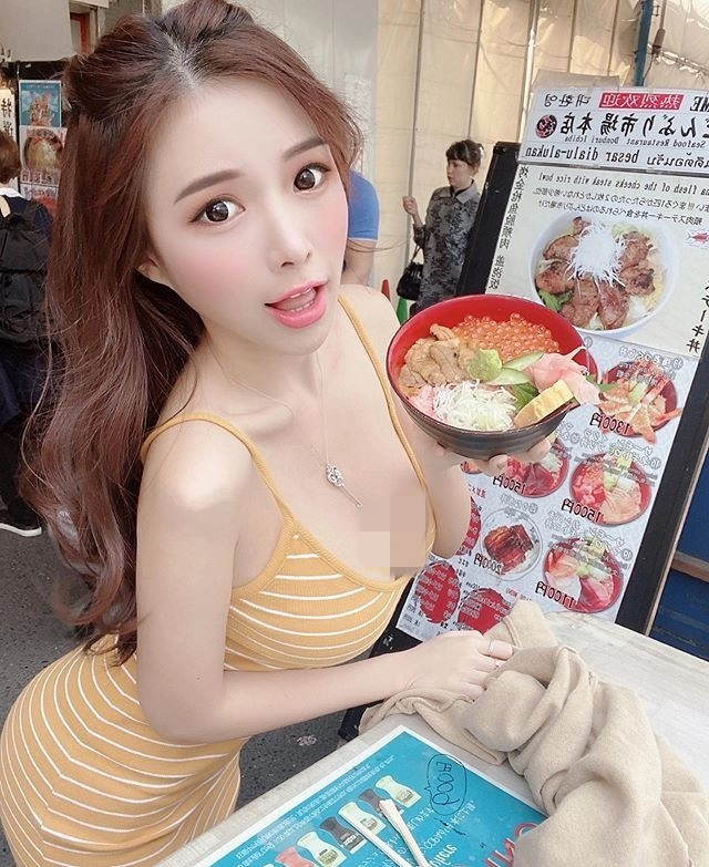 Amber Na khoe vóc dáng "bốc lửa" trong chiếc đầm hai dây trễ nải.