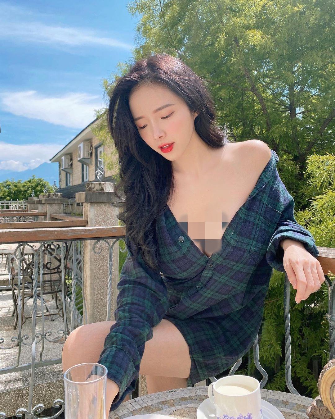 Khả năng chơi nhạc, diện mạo khả ái cùng gu ăn mặc hở bạo giúp Amber Na nhận được nhiều sự quan tâm của người hâm mộ hơn.